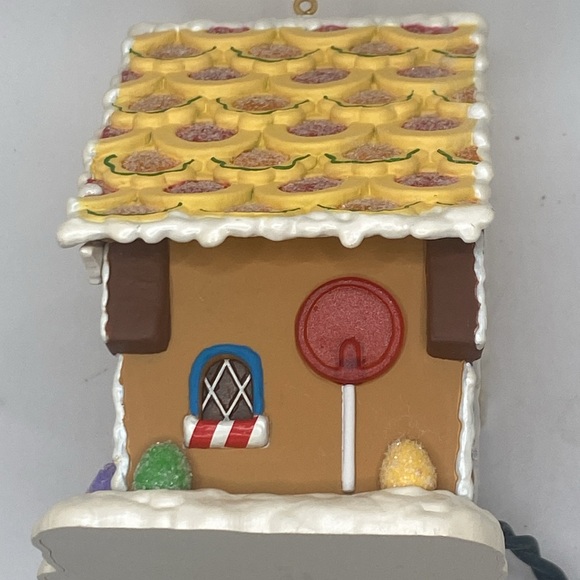 Hallmark Ornament: 2002 light up Gingerbread Cottage - Picture 6 of 13